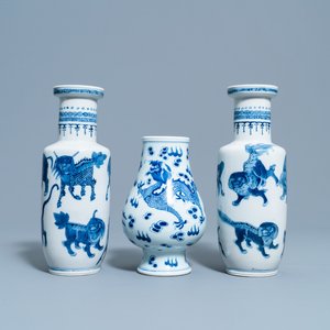 A pair of Chinese blue and white 'mythical beasts' vases and a pear-shaped 'dragon and phoenix' vase, 19th C. — photo 1