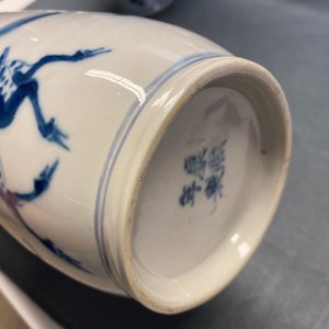 A pair of Chinese blue and white 'mythical beasts' vases and a pear-shaped 'dragon and phoenix' vase, 19th C. — photo 12