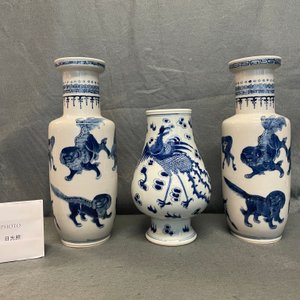 A pair of Chinese blue and white 'mythical beasts' vases and a pear-shaped 'dragon and phoenix' vase, 19th C. — photo 15