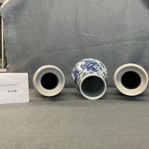 A pair of Chinese blue and white 'mythical beasts' vases and a pear-shaped 'dragon and phoenix' vase, 19th C. — photo 16