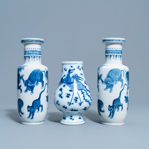 A pair of Chinese blue and white 'mythical beasts' vases and a pear-shaped 'dragon and phoenix' vase, 19th C. — photo 3