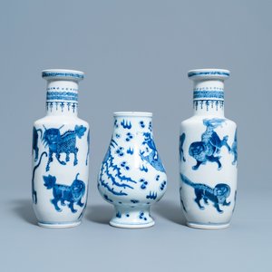 A pair of Chinese blue and white 'mythical beasts' vases and a pear-shaped 'dragon and phoenix' vase, 19th C. — photo 4
