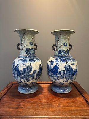 A pair of Chinese blue and white Nanking crackle-glazed 'Taoist' vases, 19th C. — 照片 1