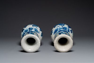 A pair of Chinese blue and white Nanking crackle-glazed 'Taoist' vases, 19th C. — 照片 3