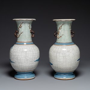 A pair of Chinese blue and white Nanking crackle-glazed 'Taoist' vases, 19th C. — 照片 2
