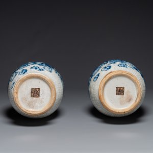 A pair of Chinese blue and white Nanking crackle-glazed 'Taoist' vases, 19th C. — 照片 4