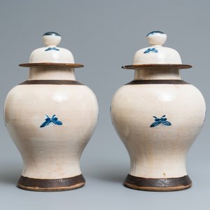 A pair of Chinese blue and white Nanking crackle-glazed vases and covers, 19th C. — photo 3