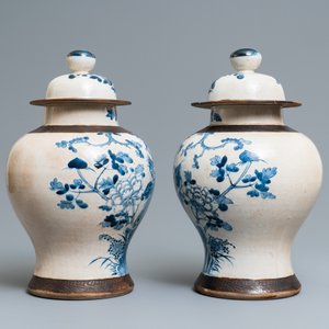 A pair of Chinese blue and white Nanking crackle-glazed vases and covers, 19th C. — photo 4