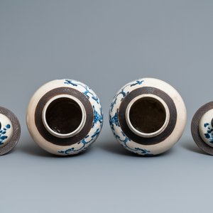 A pair of Chinese blue and white Nanking crackle-glazed vases and covers, 19th C. — photo 5