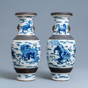 A pair of Chinese blue and white Nanking crackle-glazed vases with Buddhist lions, 19th C. — 照片 1