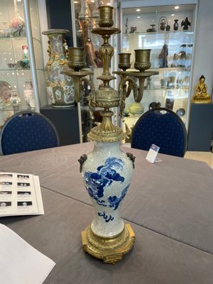 A pair of Chinese blue and white Nanking crackle-glazed vases with gilt bronze candelabra mounts, 19th C. — photo 1