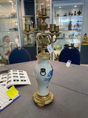 A pair of Chinese blue and white Nanking crackle-glazed vases with gilt bronze candelabra mounts, 19th C. — photo 11