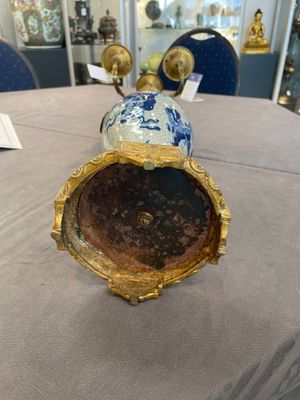 A pair of Chinese blue and white Nanking crackle-glazed vases with gilt bronze candelabra mounts, 19th C. — photo 13