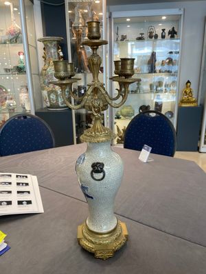 A pair of Chinese blue and white Nanking crackle-glazed vases with gilt bronze candelabra mounts, 19th C. — photo 2
