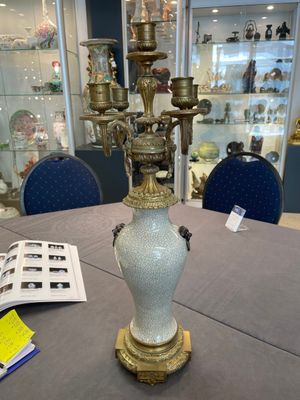A pair of Chinese blue and white Nanking crackle-glazed vases with gilt bronze candelabra mounts, 19th C. — photo 3
