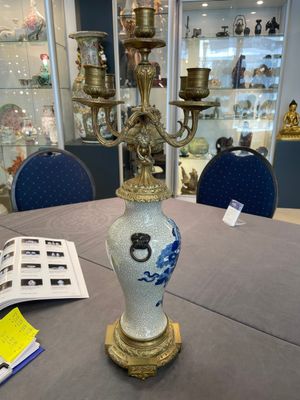 A pair of Chinese blue and white Nanking crackle-glazed vases with gilt bronze candelabra mounts, 19th C. — photo 4