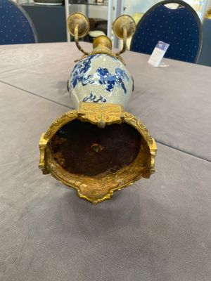A pair of Chinese blue and white Nanking crackle-glazed vases with gilt bronze candelabra mounts, 19th C. — photo 6