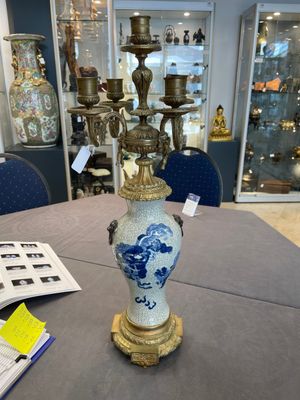 A pair of Chinese blue and white Nanking crackle-glazed vases with gilt bronze candelabra mounts, 19th C. — photo 8