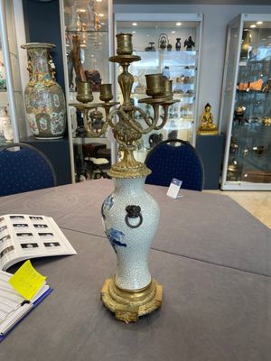 A pair of Chinese blue and white Nanking crackle-glazed vases with gilt bronze candelabra mounts, 19th C. — photo 9