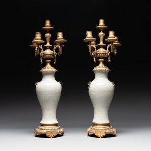 A pair of Chinese blue and white Nanking crackle-glazed vases with gilt bronze candelabra mounts, 19th C. — photo 2