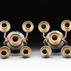 A pair of Chinese blue and white Nanking crackle-glazed vases with gilt bronze candelabra mounts, 19th C. — photo 3