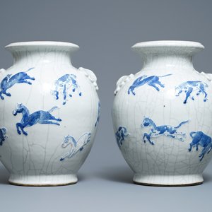 A pair of Chinese blue and white Nanking crackle-glazed vases with horses, 19th C. — photo 1