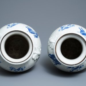 A pair of Chinese blue and white Nanking crackle-glazed vases with horses, 19th C. — photo 5