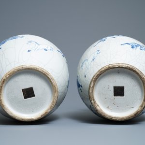 A pair of Chinese blue and white Nanking crackle-glazed vases with horses, 19th C. — photo 6