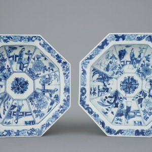 A pair of Chinese blue and white octagonal dishes, Kangxi — photo 1