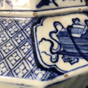 A pair of Chinese blue and white octagonal 'Three friends of winter' vases, 19th C. — 照片 18
