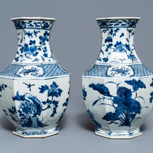 A pair of Chinese blue and white octagonal 'Three friends of winter' vases, 19th C. — 照片 4