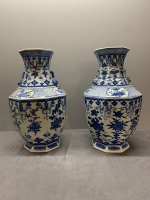 A pair of Chinese blue and white octagonal vases with floral design, 19th C. — photo 1