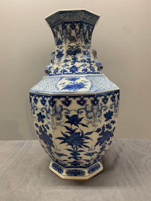A pair of Chinese blue and white octagonal vases with floral design, 19th C. — photo 11