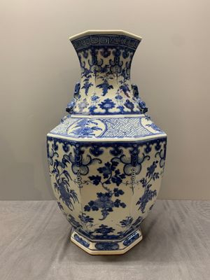 A pair of Chinese blue and white octagonal vases with floral design, 19th C. — photo 4