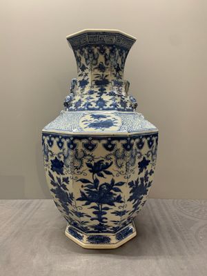 A pair of Chinese blue and white octagonal vases with floral design, 19th C. — photo 9