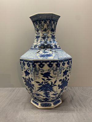 A pair of Chinese blue and white octagonal vases with floral design, 19th C. — photo 10
