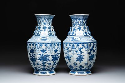 A pair of Chinese blue and white octagonal vases with floral design, 19th C.