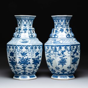 A pair of Chinese blue and white octagonal vases with floral design, 19th C. — photo 1