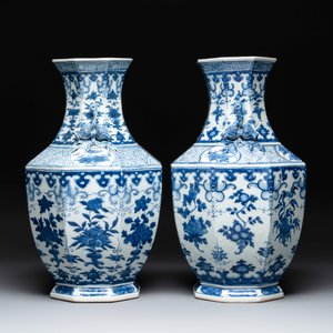 A pair of Chinese blue and white octagonal vases with floral design, 19th C. — photo 2