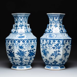 A pair of Chinese blue and white octagonal vases with floral design, 19th C. — photo 3