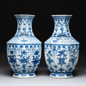 A pair of Chinese blue and white octagonal vases with floral design, 19th C. — photo 4