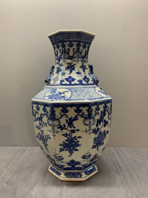 A pair of Chinese blue and white octagonal vases with floral design, 19th C. — photo 2