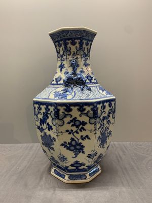 A pair of Chinese blue and white octagonal vases with floral design, 19th C. — photo 3