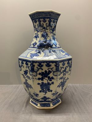 A pair of Chinese blue and white octagonal vases with floral design, 19th C. — photo 5