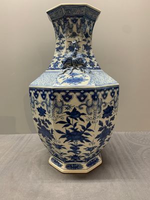 A pair of Chinese blue and white octagonal vases with floral design, 19th C. — photo 8