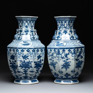 A pair of Chinese blue and white octagonal vases with floral design, 19th C. — photo 1