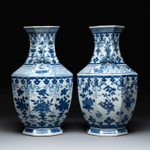 A pair of Chinese blue and white octagonal vases with floral design, 19th C. — photo 2