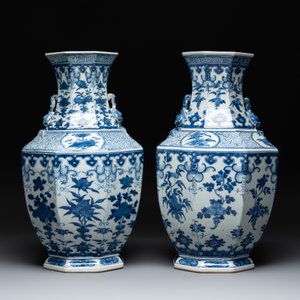 A pair of Chinese blue and white octagonal vases with floral design, 19th C. — photo 3