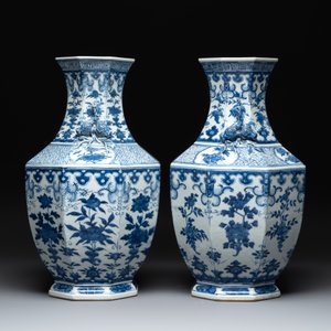 A pair of Chinese blue and white octagonal vases with floral design, 19th C. — photo 4