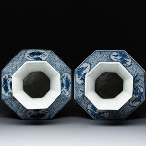 A pair of Chinese blue and white octagonal vases with floral design, 19th C. — photo 5